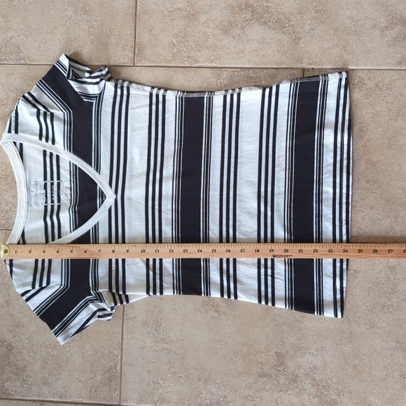 Black and white striped t-shirt - Picture 5 of 7